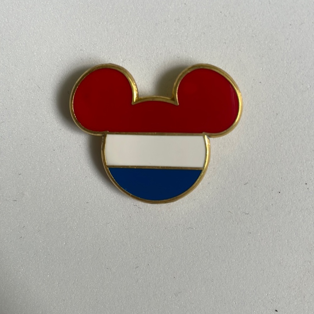 2008 Disney Mickey French flag pin